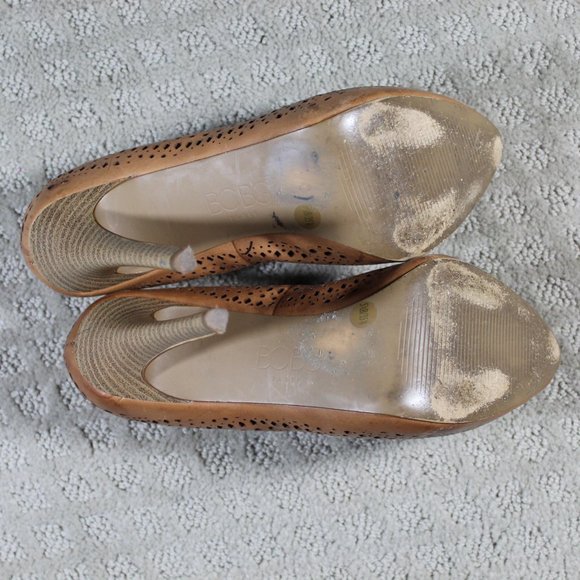 BCBG Size 5.5 Perforated Tan Leather 4.5" Heels - Picture 6 of 6